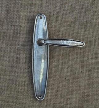 Maniglia per porta su placca serie OVALE Collezione GIARA foro normale in metallo Britannio