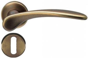 Maniglia per porta interna in ottone Valli & Valli H 198 serie Mizar rosetta bocchetta foro normale Anticato